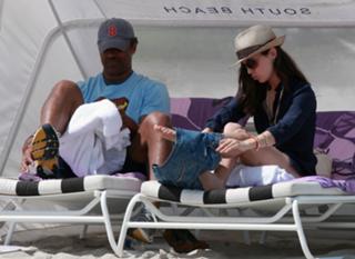 Eliza Dushku feet photo thumbnail
