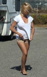 Pamela Anderson feet photo thumbnail