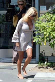 Pamela Anderson feet photo thumbnail