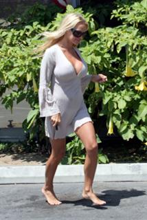 Pamela Anderson feet photo thumbnail