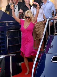 Pamela Anderson feet photo thumbnail