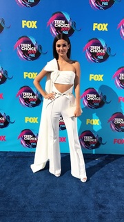Victoria Justice feet photo thumbnail