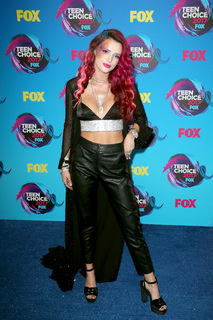 Bella Thorne feet photo thumbnail