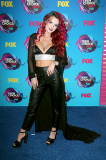 Bella Thorne feet photo thumbnail