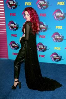 Bella Thorne feet photo thumbnail