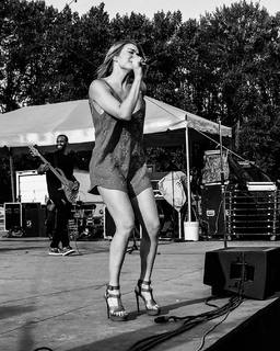 LeAnn Rimes feet photo thumbnail