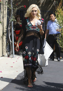 Gwen Stefani feet photo thumbnail