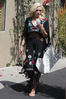 Gwen Stefani feet photo thumbnail