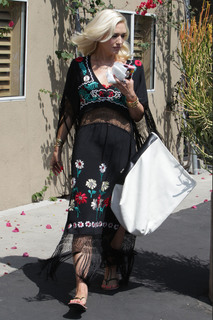 Gwen Stefani feet photo thumbnail