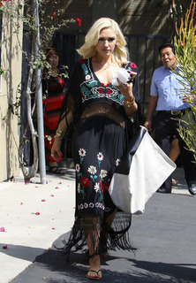 Gwen Stefani feet photo thumbnail