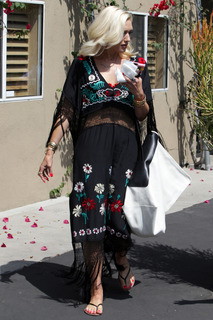 Gwen Stefani feet photo thumbnail