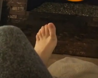 Kaley Cuoco feet photo thumbnail