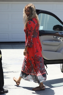 Tyra Banks feet photo thumbnail