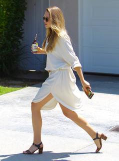 Elizabeth Olsen feet photo thumbnail