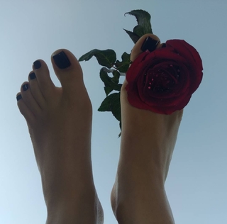Isa Pes feet photo thumbnail