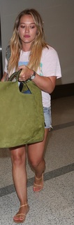 Hilary Duff feet photo thumbnail
