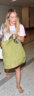 Hilary Duff feet photo thumbnail