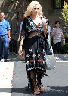 Gwen Stefani feet photo thumbnail