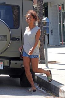 Christina Milian feet photo thumbnail