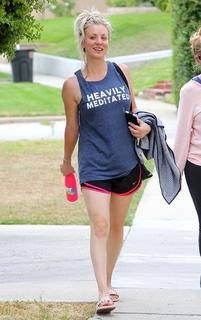 Kaley Cuoco feet photo thumbnail