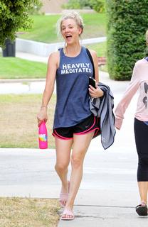 Kaley Cuoco feet photo thumbnail