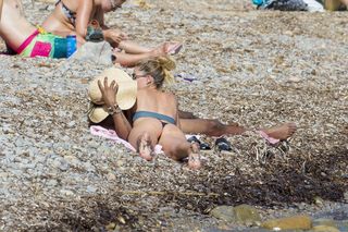 Doutzen Kroes feet photo thumbnail
