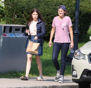 Anna Kendrick feet photo thumbnail