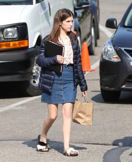 Anna Kendrick feet photo thumbnail