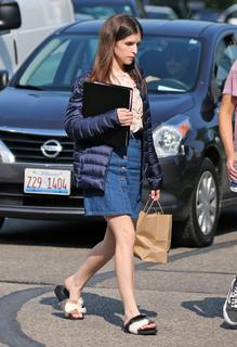 Anna Kendrick feet photo thumbnail