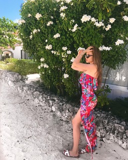 Xenia Tchoumitcheva feet photo thumbnail