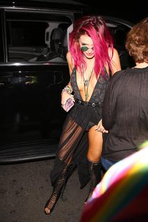 Bella Thorne feet photo thumbnail
