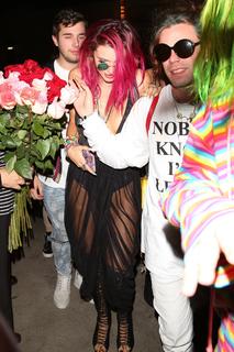 Bella Thorne feet photo thumbnail