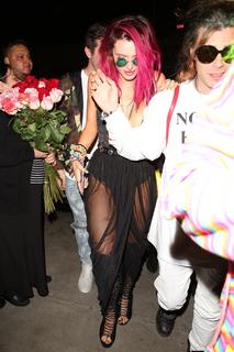Bella Thorne feet photo thumbnail