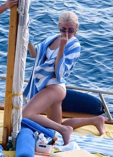 Pixie Lott feet photo thumbnail