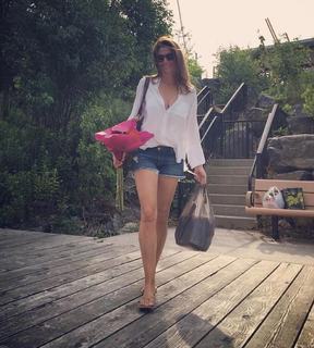 Cindy Crawford feet photo thumbnail