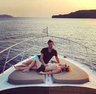 Tara Lipinski feet photo thumbnail