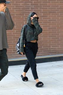 Vanessa Hudgens feet photo thumbnail