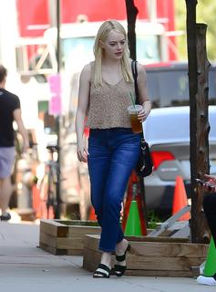 Emma Stone feet photo thumbnail