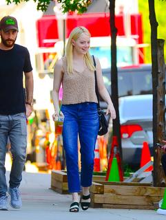 Emma Stone feet photo thumbnail