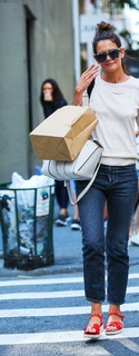 Katie Holmes feet photo thumbnail