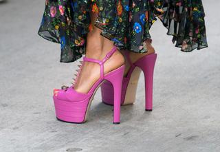 Salma Hayek feet photo thumbnail