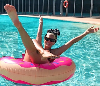 Jelena Karleusa feet photo thumbnail