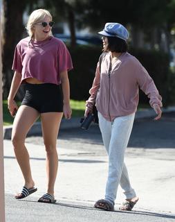 Vanessa Hudgens feet photo thumbnail