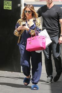 Khloé Kardashian feet photo thumbnail