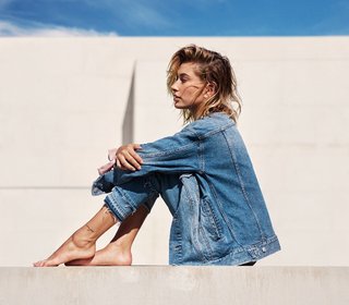 Hailey Bieber feet photo thumbnail