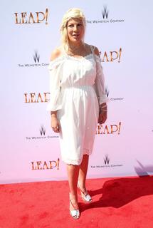 Tori Spelling feet photo thumbnail