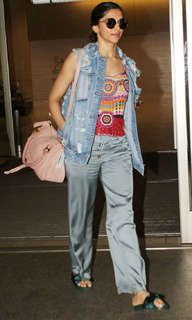 Deepika Padukone feet photo thumbnail