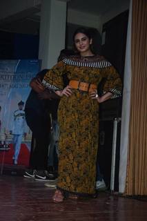 Huma Qureshi feet photo thumbnail