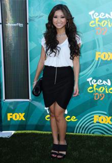 Brenda Song feet photo thumbnail