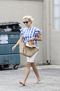 Reese Witherspoon feet photo thumbnail